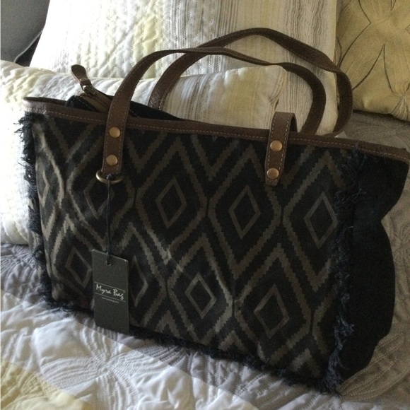 Awesome nwt purse - Picture 2 of 4